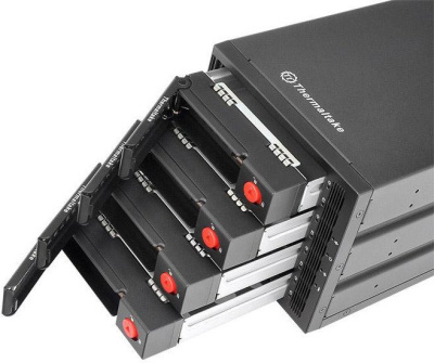 Бокс для жесткого диска Thermaltake Max 3504 [ST-007-M31STZ-A2] 
